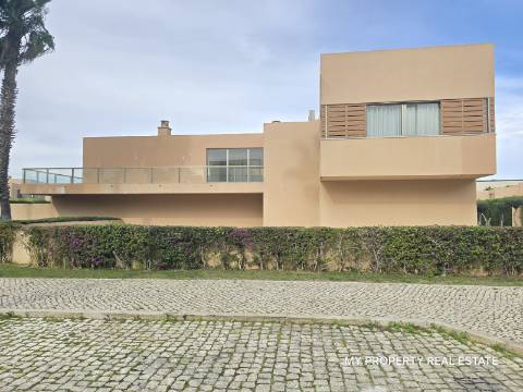 Moradia de 4 quartos com piscina privativa na Herdade dos Salgados