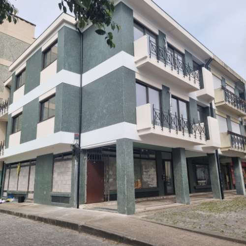 OPORTUNIDADE!!Prédio renovado com 4 apartamentos e um espaço comercial
