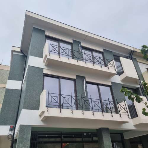 OPORTUNIDADE!!Prédio renovado com 4 apartamentos e um espaço comercial