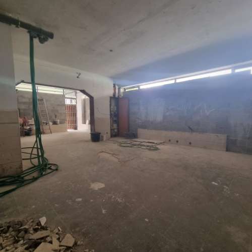 OPORTUNIDADE!!Prédio renovado com 4 apartamentos e um espaço comercial