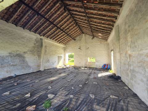 Antiga fábrica da cortiça para uso comercial ou habitacional!