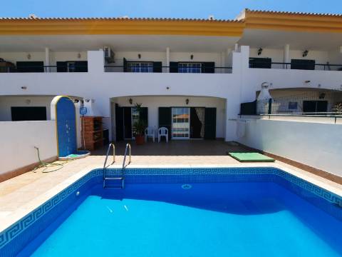 Moradia Geminada de 4 quartos com piscina privativa