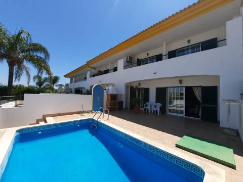 Moradia Geminada de 4 quartos com piscina privativa