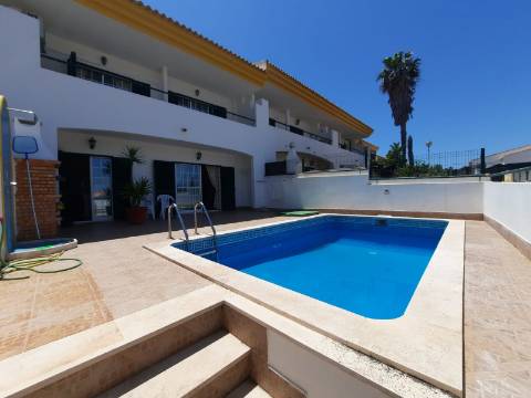 Moradia Geminada de 4 quartos com piscina privativa