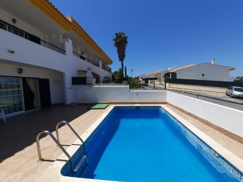 Moradia Geminada de 4 quartos com piscina privativa