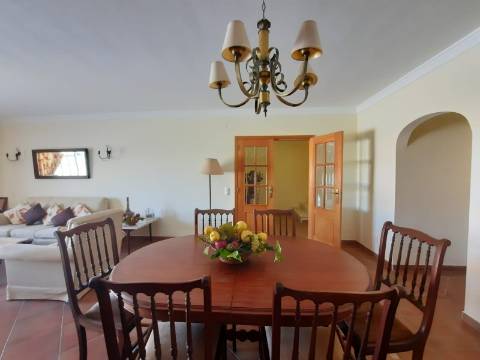 Moradia Geminada de 4 quartos com piscina privativa