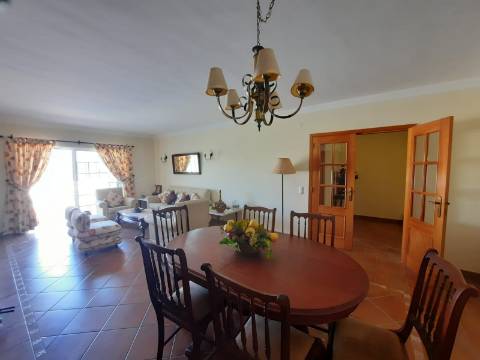 Moradia Geminada de 4 quartos com piscina privativa