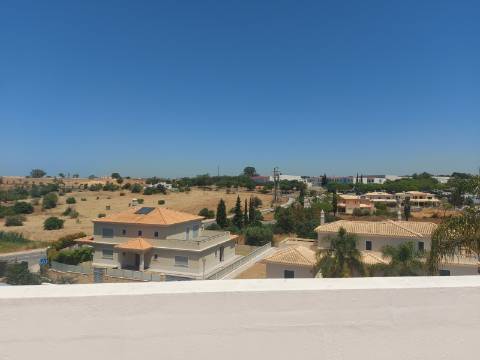 Moradia Geminada de 4 quartos com piscina privativa