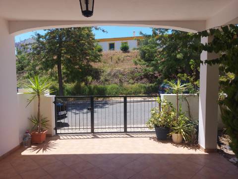 Moradia Geminada de 4 quartos com piscina privativa