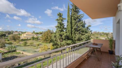 Apartamento T3 com Terraços, Piscina e Estacionamento no Algarve - Excelente Oportunidade!