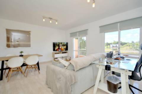 Apartamento T3 com Terraços, Piscina e Estacionamento no Algarve - Excelente Oportunidade!
