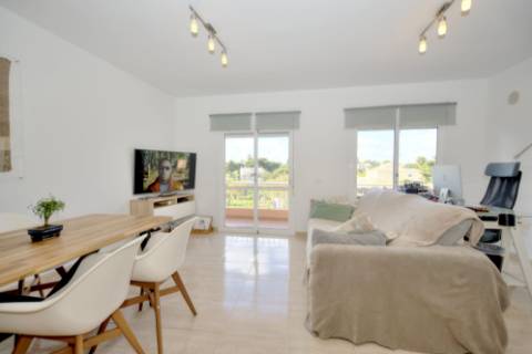 Apartamento T3 com Terraços, Piscina e Estacionamento no Algarve - Excelente Oportunidade!