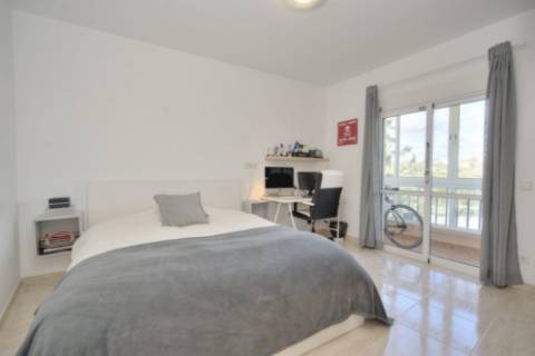 Apartamento T3 com Terraços, Piscina e Estacionamento no Algarve - Excelente Oportunidade!