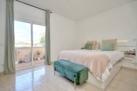 Apartamento T3 com Terraços, Piscina e Estacionamento no Algarve - Excelente Oportunidade!