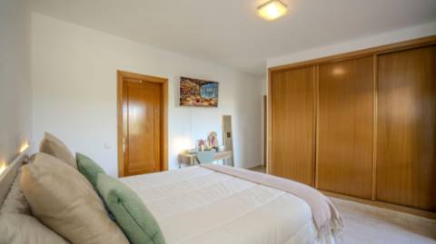 Apartamento T3 com Terraços, Piscina e Estacionamento no Algarve - Excelente Oportunidade!