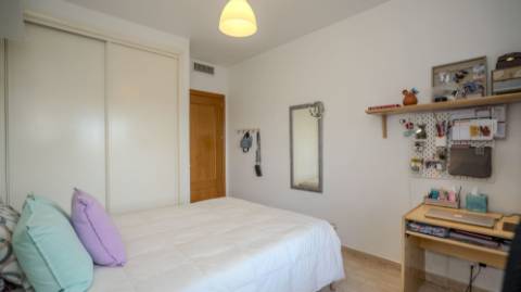 Apartamento T3 com Terraços, Piscina e Estacionamento no Algarve - Excelente Oportunidade!