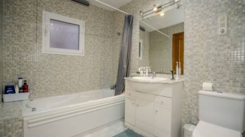 Apartamento T3 com Terraços, Piscina e Estacionamento no Algarve - Excelente Oportunidade!