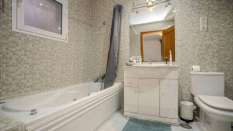 Apartamento T3 com Terraços, Piscina e Estacionamento no Algarve - Excelente Oportunidade!