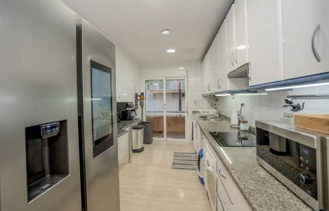 Apartamento T3 com Terraços, Piscina e Estacionamento no Algarve - Excelente Oportunidade!