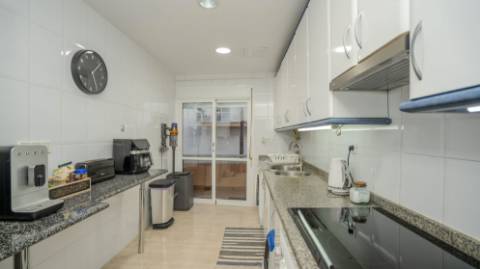 Apartamento T3 com Terraços, Piscina e Estacionamento no Algarve - Excelente Oportunidade!