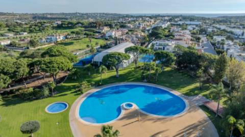Apartamento T3 com Terraços, Piscina e Estacionamento no Algarve - Excelente Oportunidade!