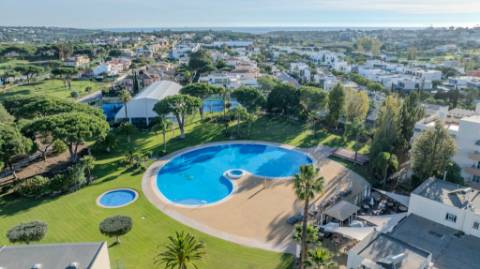 Apartamento T3 com Terraços, Piscina e Estacionamento no Algarve - Excelente Oportunidade!