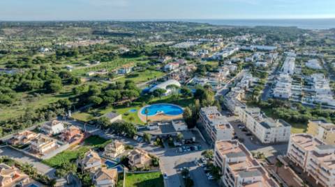 Apartamento T3 com Terraços, Piscina e Estacionamento no Algarve - Excelente Oportunidade!