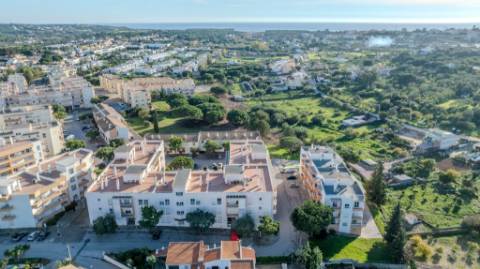 Apartamento T3 com Terraços, Piscina e Estacionamento no Algarve - Excelente Oportunidade!