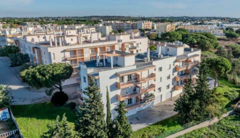 Apartamento T3 com Terraços, Piscina e Estacionamento no Algarve - Excelente Oportunidade!