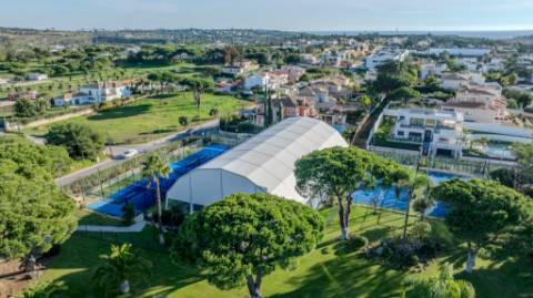 Apartamento T3 com Terraços, Piscina e Estacionamento no Algarve - Excelente Oportunidade!