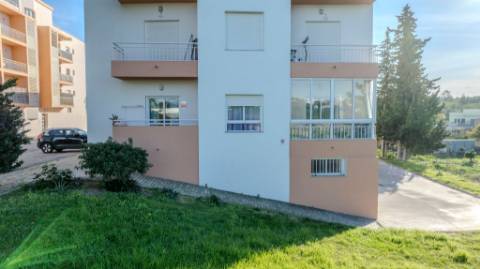 Apartamento T3 com Terraços, Piscina e Estacionamento no Algarve - Excelente Oportunidade!