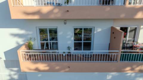 Apartamento T3 com Terraços, Piscina e Estacionamento no Algarve - Excelente Oportunidade!