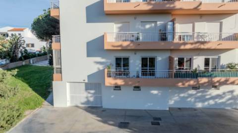 Apartamento T3 com Terraços, Piscina e Estacionamento no Algarve - Excelente Oportunidade!