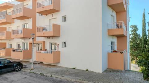 Apartamento T3 com Terraços, Piscina e Estacionamento no Algarve - Excelente Oportunidade!