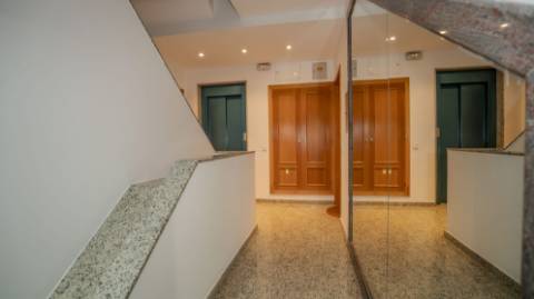 Apartamento T3 com Terraços, Piscina e Estacionamento no Algarve - Excelente Oportunidade!