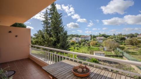 Apartamento T3 com Terraços, Piscina e Estacionamento no Algarve - Excelente Oportunidade!