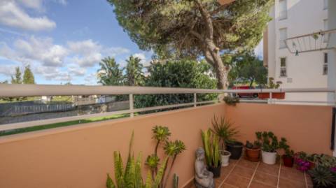 Apartamento T3 com Terraços, Piscina e Estacionamento no Algarve - Excelente Oportunidade!