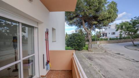 Apartamento T3 com Terraços, Piscina e Estacionamento no Algarve - Excelente Oportunidade!