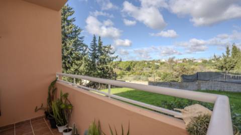 Apartamento T3 com Terraços, Piscina e Estacionamento no Algarve - Excelente Oportunidade!
