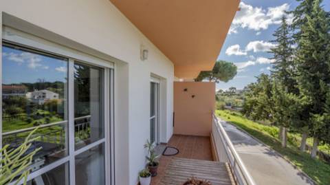 Apartamento T3 com Terraços, Piscina e Estacionamento no Algarve - Excelente Oportunidade!
