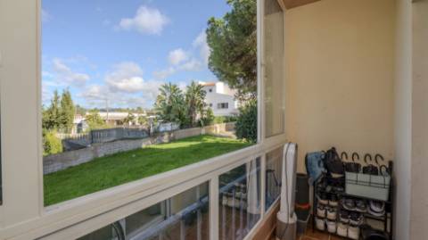 Apartamento T3 com Terraços, Piscina e Estacionamento no Algarve - Excelente Oportunidade!