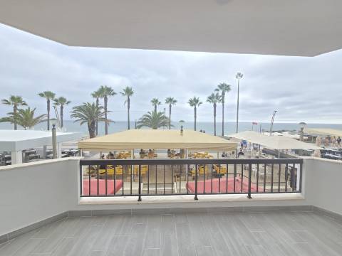 Apartamento T3 na Primeira Linha do Mar - Vista Incomparável e Localização Premium
