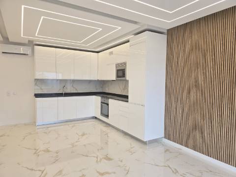 Apartamento T3 na Primeira Linha do Mar - Vista Incomparável e Localização Premium
