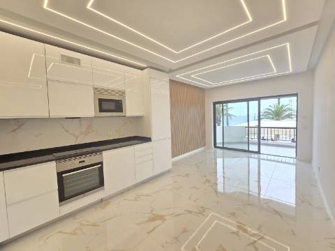 Apartamento T3 na Primeira Linha do Mar - Vista Incomparável e Localização Premium
