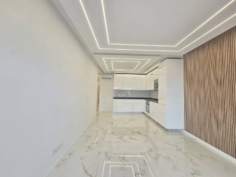 Apartamento T3 na Primeira Linha do Mar - Vista Incomparável e Localização Premium
