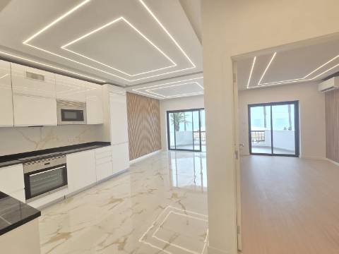 Apartamento T3 na Primeira Linha do Mar - Vista Incomparável e Localização Premium
