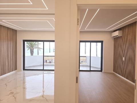 Apartamento T3 na Primeira Linha do Mar - Vista Incomparável e Localização Premium
