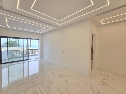 Apartamento T3 na Primeira Linha do Mar - Vista Incomparável e Localização Premium
