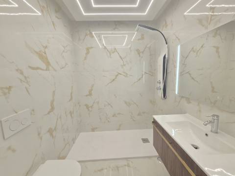 Apartamento T3 na Primeira Linha do Mar - Vista Incomparável e Localização Premium
