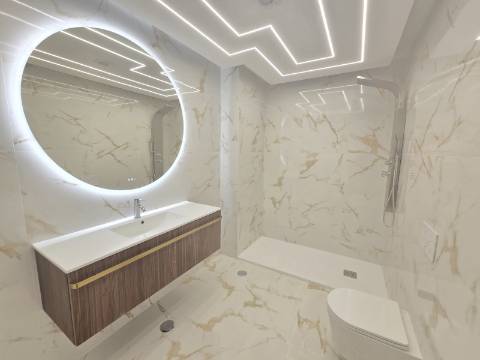 Apartamento T3 na Primeira Linha do Mar - Vista Incomparável e Localização Premium
